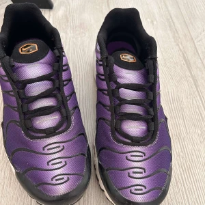 Nike Air Max Plus lila sneakers ”Limited edition”  - Säljer nu mina favorit skor aldrig använda bara provade 1 gång har haft dom i mitt rum som ” inredning” men ska köpa nya boxning skor där av säljer jag dom. 