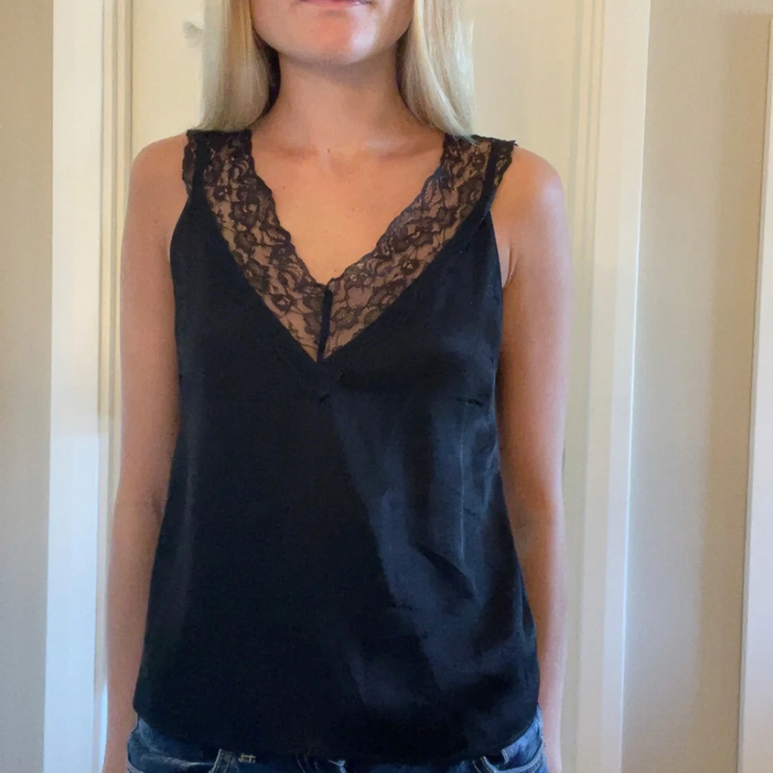 Svart linnetopp med spetsdetalj - 1