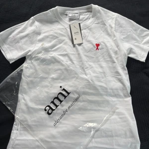 Vit t-shirt från Ami Paris - Vit t-shirt från Ami Paris. Storlek S. Nypris 1500kr🥰Pris kan diskuteras. Prislapp är kvar! Aldrig använd!