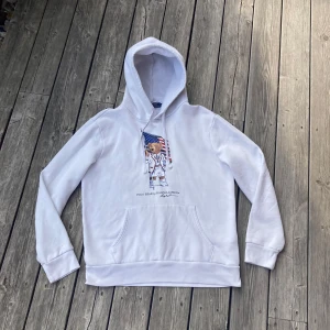 Vit hoodie Polo Bear från Ralph Lauren - Vit Polobear hoodie från Ralph Lauren i storlek M. Tröjan är i Bra skick 7,5/10 och passar sin storlek! Riktigt fräsch till ett par jeans! Hör av er om frågor!