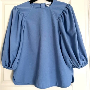 Blå blus med balongärm Ganni - Fint skick! Bortsett från en väldigt liten fläck på framtidan (så liten så att den knappt syns)  Storlek S/36 🩵  97% Polyester  3% Elastan