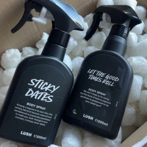 Lush Body Spray Sticky Dates & Let The Good Times Roll - Två body sprays från Lush: Sticky Dates med doft av söt karamell, och Let The Good Times Roll med söt, smörig popcornkänsla. Båda i svarta plastflaskor med spraymunstycke, 200 ml vardera. Perfekt för dig som älskar unika och söta dofter. Aldrig använda fortfarande i förpackningen inte ens testsprutat