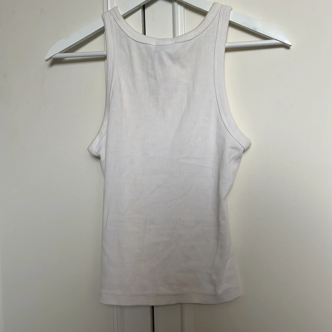 Vit ribbad linnetopp i bomull