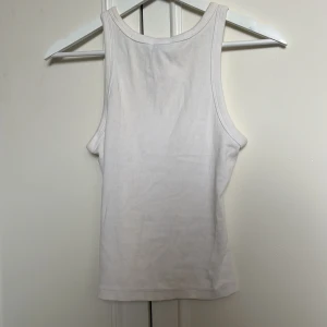 Vit ribbad linnetopp i bomull - Jättefin halterneck, vit och bekväm!