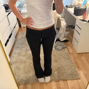 Lågmidjade kostymbyxor från Bikbok  - Supersnygga lågmidjade kostymbyxor från Bikbok. Perfekta till fina tillfällen eller allmänt till skola/jobb 💞storlek 34 men passar 36 då de använts en del och blivit lite större. OBS! Finns noppror på baksida lår men syns knappt. 