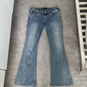 True Religion - Snygga ljusblåa True Religion-jeans, modellen Joey, low waist. Jag har kortat upp dem hos Jonells skräddare och innerbenslängden är nu 72 cm.  Hör av dig privat för fler bilder och om du undrar något.
