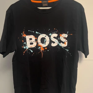 Unik boss T-shirt  - Nästan omöjligt att få tag på denna, super bra passform och bara allmänt snygg, enda defekten är att den orangea färgen har spruckit lite (bild 2) men det är inget som märks!