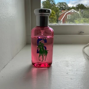 Rosa parfym Ralph Lauren Big Pony 2 - Parfym från Ralph Lauren Big Pony Collection, nummer 2. Sparsamt använd