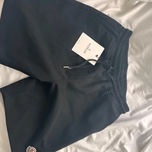 Moncler short - De är helt oanvända som man kan se i bilder också, priset kan diskuteras 