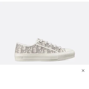 Dior sneakers  - Intresse koll på mina dior sneakers. Skriv för fler bilder. Mycket bra skick🤍stl 36 men passar 37