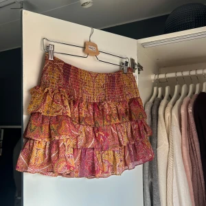 Mönstrad zara kjol - Fin mönstrad kjol från Zara med volanger. Väldigt bra skick och storlek M. Skriv vid frågor eller köp direkt💗