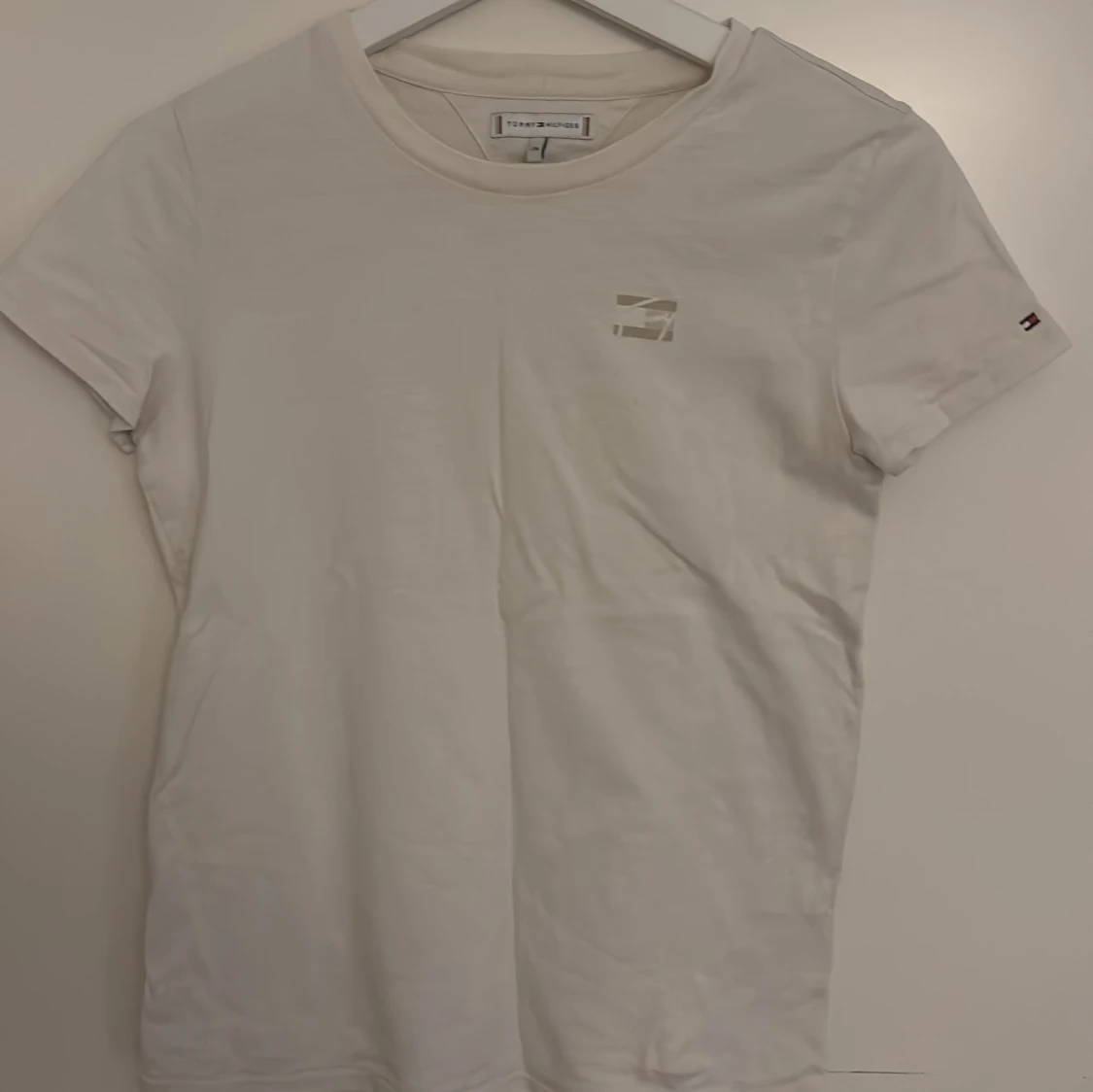 Vit t-shirt från Tommy Hilfiger