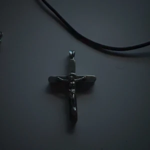 Kejsarlänk med kors, och armband - Säljer ett snyggt halsband i äkta 925 silver med ett korshänge med Jesusmotiv, samt ett matchande armband. Båda har coola kedjor med flätad design. Perfekt för dig som vill ha en stilren och klassisk look med edge.