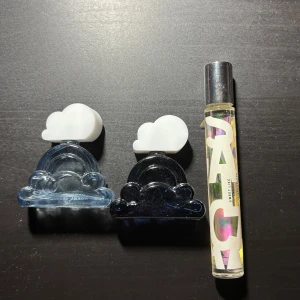 Ariana Grande parfym  - Säljer 2 mini Ariana grande parfymer ! Den ena är cloud och den andra är cloud 2.0 ( Aldrig använda ) Säljer även Sweet like candy travelspray ( aldrig använd ) Säljer allt för 250kr+frakt 