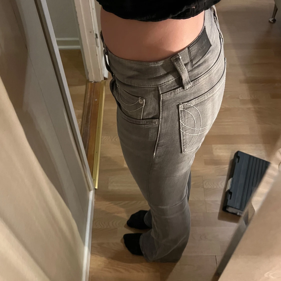 Gråa snygga bootcut jeans Ginatricot