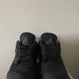 Svarta Nike Air Jordan 4 sneakers - Nike Air Jordan 4 black cats, storlek 36,5 men lite små i storleken, hör av dig vid intresse😊💕