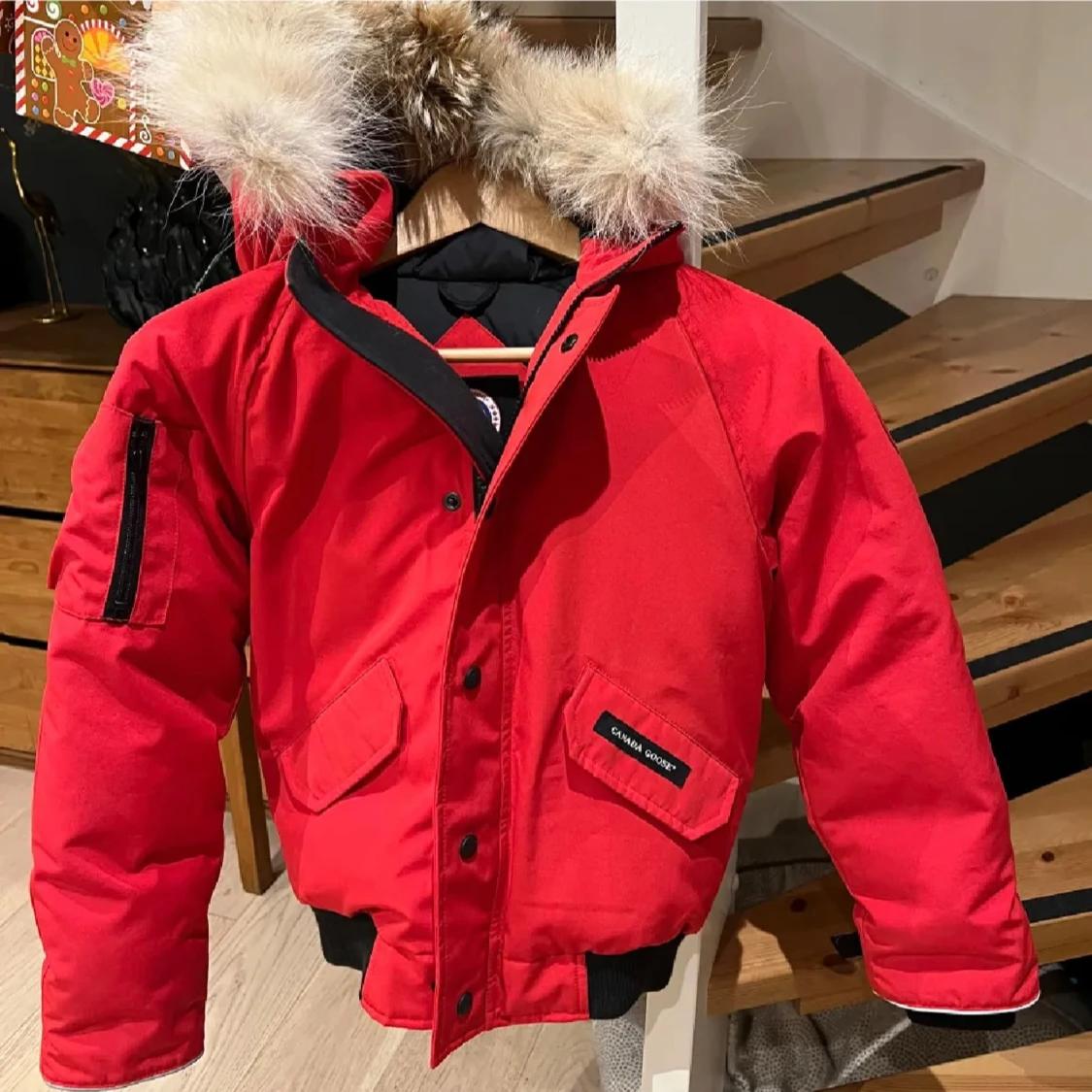 Röd Canada Goose dunjacka med pälshuva
