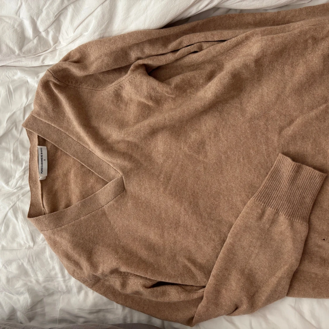 Beige kashmirtröja med v-ringning