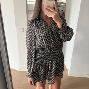 Make liknande kortklänning med mönster - Snygg Maje liknande kort klänning från Zara, storlek L men passar bäst någon som är S/M. Så snygg!! Med silver knappar och resår midja. Använd 1 gång. 