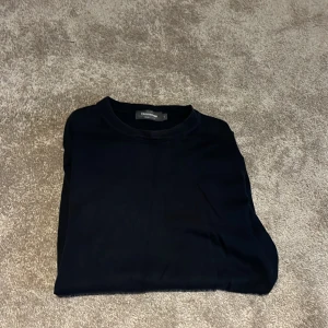 Svart bomullströja från Dressmann - En stilren svart tröja från Dressmann i mjuk Supima-bomull. Klassisk rund halsringning och långa ärmar, perfekt för dig som gillar en enkel och clean look. Passar till jeans eller chinos för en avslappnad vibe. Pris kan diskuteras😊!