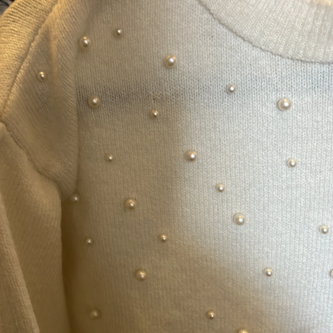 Vit stickad tröja med pärlor - 2