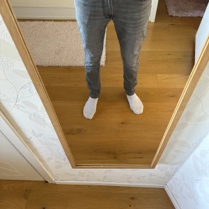 Grå Lee jeans W30 L34 - Säljer ett par grå Lee Rider jeans i klassisk modell. Jeansen har raka ben. Tillverkade i bomull med en skön passform som sitter tajt över benen. Perfekta för dig som gillar en stilren och avslappnad look.