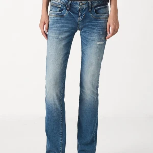 Blåa valerie jeans från LTB - Säljer dessa jenas från LTB då de inte kommer till andvändning. Jenas är endast andvända ett fåtal gånger och har inga tecken på andvändning. Storlek 28/32 men ett väldigt töjbart material! Skriv för fler bilder🥰