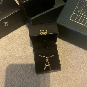 Maria Nilsdotter halsband - Säljer ett nyskick Maria Nilsdotter wonky letter halsband i A guld. Kedjan är 45cm. Inköpt för 2800 så säljer väldigt billigt!!❤️