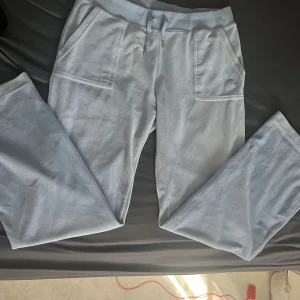 Ljusblå mjukisbyxor med snörning - Säljer nu mina juicy byxor då dom inte passar mig längre, byxorna är i fint skick förutom att det är några fläckar på dom därav priset men det är inga synliga fläckar. Priset kan diskuteras vid en snabb affär