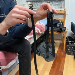 Svart käkräm och sidostycken med guld spännen  - Använda 1 gång 