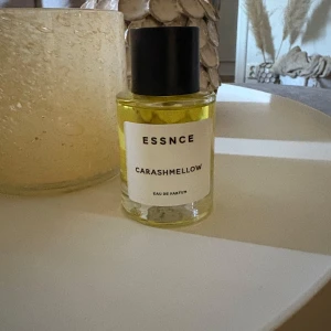 ESSNCE Carashmellow Eau de Parfum - Doften heter Carashmellow. Parfymen är testad en gång, annars oanvänd. Perfekt för dig som gillar söta dofter. Parfymen ger en varm känsla och passar både till vardags och vid särskilda tillfällen. Köpare står för frakten