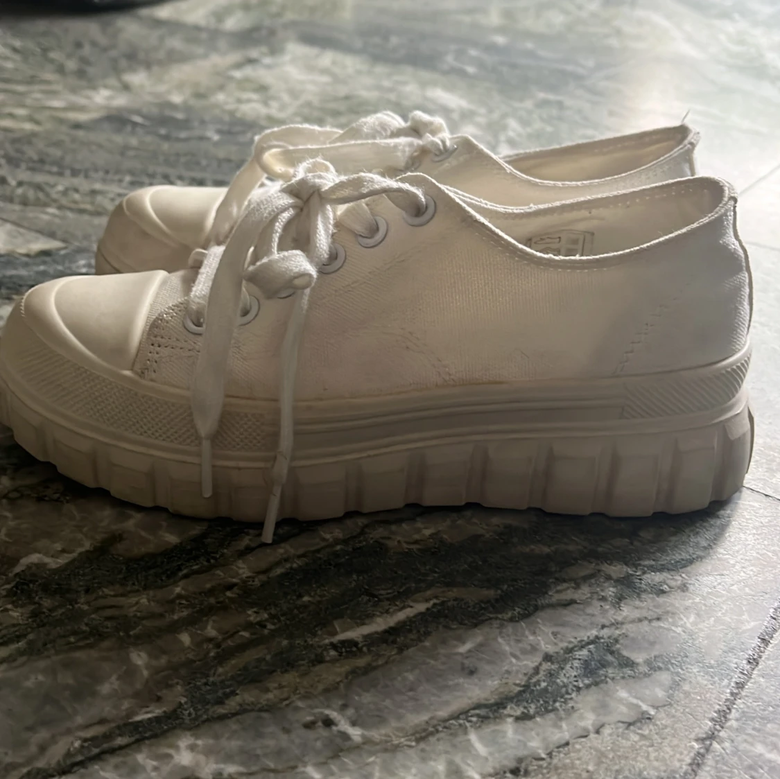 Vita sneakers från Duffy - 2