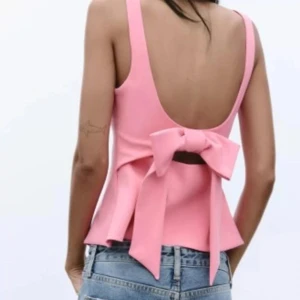 Zara topp med rosett i ryggen  - Super snygg rosa topp med rosett på ryggen i storlek s , endast använd en gång myvke bra skick 