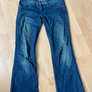 Blå bootcut jeans från Big Star -  Snygga Super lågmidjade blåa jeans från Big star. Jeansen har en normal midja och ljusare partin från knäna och uppåt. Köpta för 600 kr storlek 26☺️ inga defekter precis som Nya