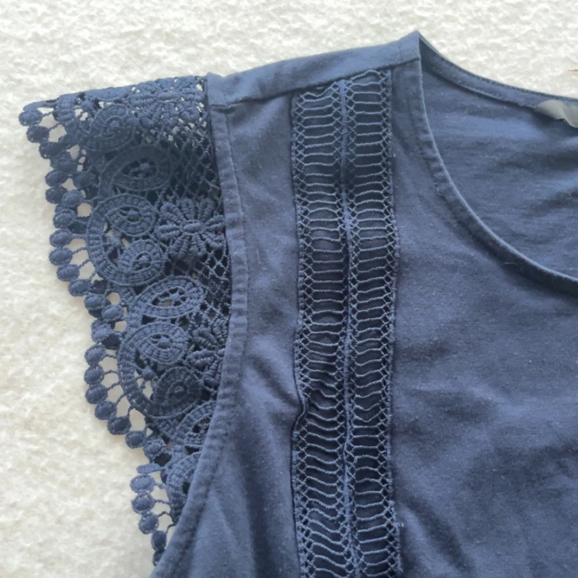 Mörkblå topp med spetsärmar - 3