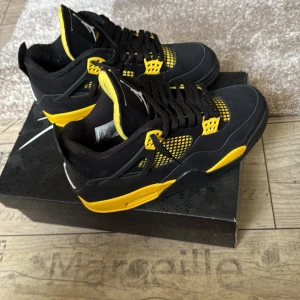Nike Air Jordan 4 yellow thunder. - Nike Air Jordan 4 yellow thunder i storlek 40 och skick 10/10. Dom är använda Max 4 gånger sparsamt och köpta från restock. Ny pris 3,600