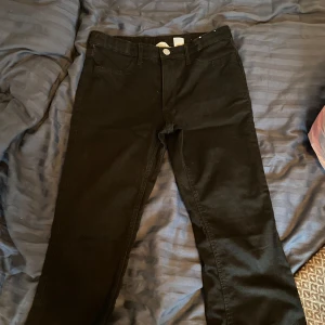 Svarta bootcut jeans - Säljer ett par svarta bootcut Jeans från hm.❤️