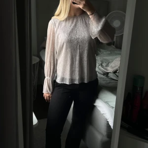 Glittrig silverblus med vida ärmar - Säljer en glittrig silverljus rosa färgad blus med lång, lätt transparenta och vida ärmar. Perfekt för lite festligare tillfällen!! 🫶🏻