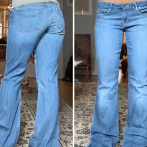 Lågmidjade bootcut jeans  - Säljer mina snygga bootcut jeans som inte kommer till användning. Med sydda själv (ses på  bild 3)🥰