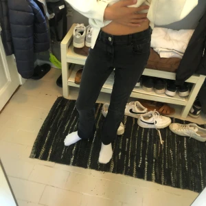 Svarta bootcut jeans från ONLY - Säljer ett par svarta jeans från ONLY i storlek 140. Jeansen har bootcut-modell med något utsvängda ben och klassisk femficksdesign. De är midwaist.