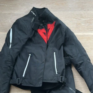 Svart Dainese ställ D-Dry strlk 38 - Säljer  svart mc ställ  från Dainese med stor röd logga på bröstet och ryggen. 