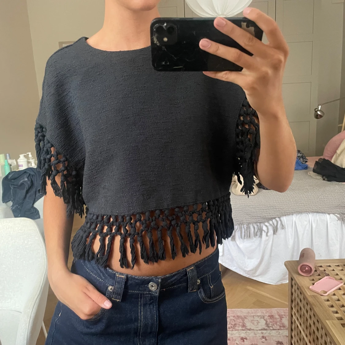 Svart croppad topp med fransar - 1