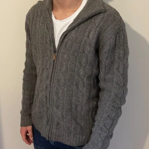 Kabelstickad Zip tröja - En grå Kabelstickad Zip tröja från Nils Sundström i ett mycket bra skick! // Storlek: Small, jag på bilden är 177cm // Hör av er vid frågor!