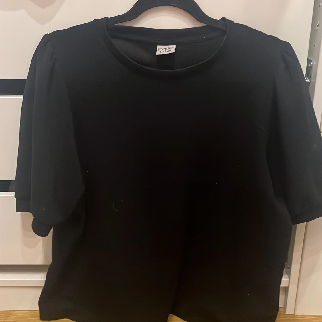 Svart t-shirt från Stories L