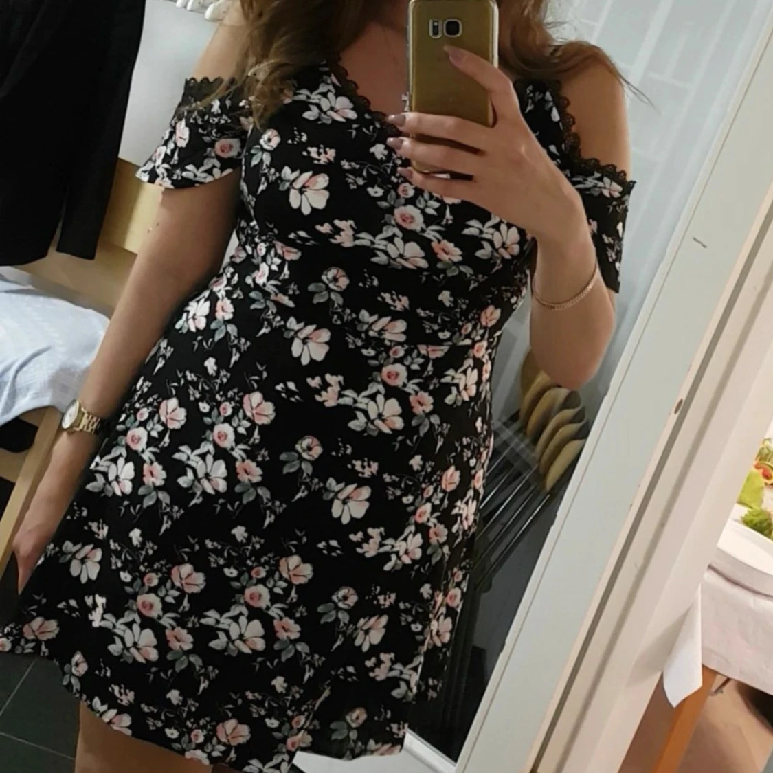 Svart blommig kort klänning - 2