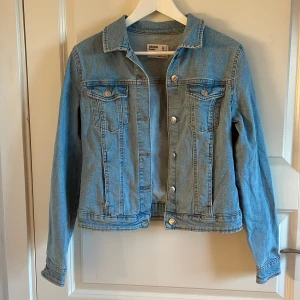 Ljusblå jeansjacka från Bershka - Ljusblå jeansjacka från Denim Bershka i storlek S 