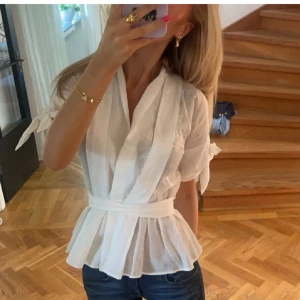 Vit omlottblus med knyt och volang - Superfin och populär blus från Zara, säljs ej längre. Materialet är linne och behövs därav strykas🤩🙌🏼