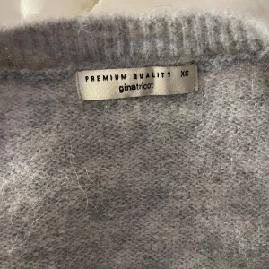 Grå kofta från Gina tricot - Säljer en grå kofta från Gina i storlek Xs. Kofta är lite kortare i modellen. Koftan är använd 2 gånger och är i mycket bra skick💕