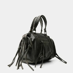 Svart handväska från Bershka i skinnimitation - Cool svart handväska från Bershka i skinnimitation med flätade handtag, dragkedja framtill och långa dekorativa remmar. Väskan har silvriga metalldetaljer och en avtagbar axelrem för extra flexibilitet. Perfekt storlek för att få plats med allt du behöver.