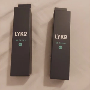 Lyko BB Cream 04, 30ml - Två förpackningar Lyko BB Cream i nyansen 04. Kommer i stilrena svarta kartonger, 30 ml vardera. BB Creamen ger en jämn och naturlig finish och innehåller bland annat aloe vera och mandelolja. Perfekt för dig som vill ha en lätt täckning och återfuktad hud.